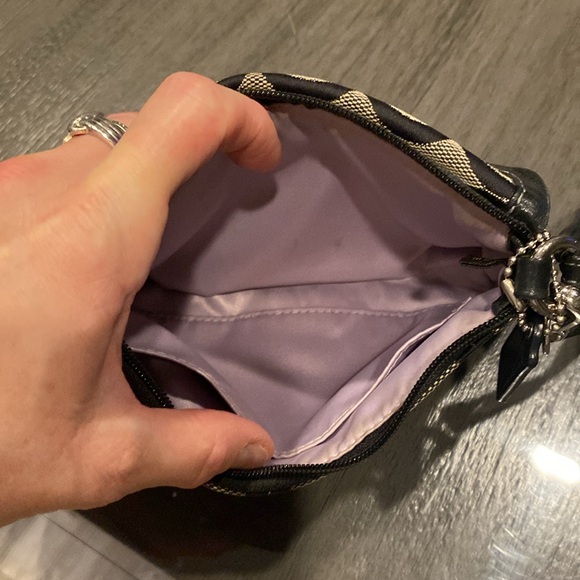 SOLD Coach super cute wristlet 🖤🖤like new 🖤🖤 Color block adorable little bag- - Picture 11 of 15